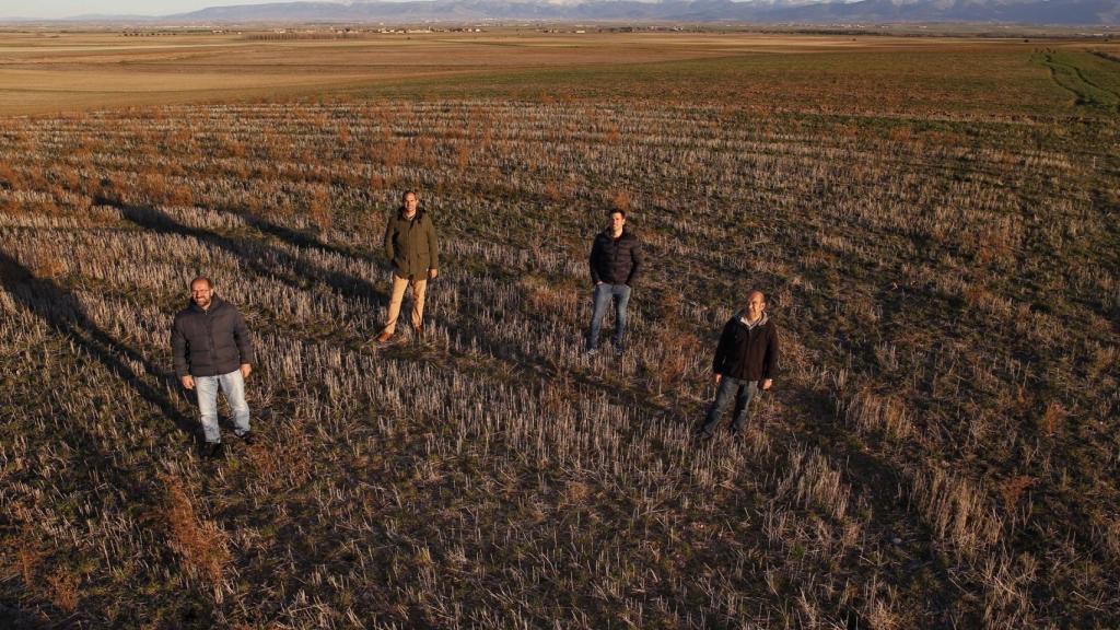 Los alcaldes de estos municipios en los terrenos donde se ubicará la planta fotovoltaica de Iberdrola