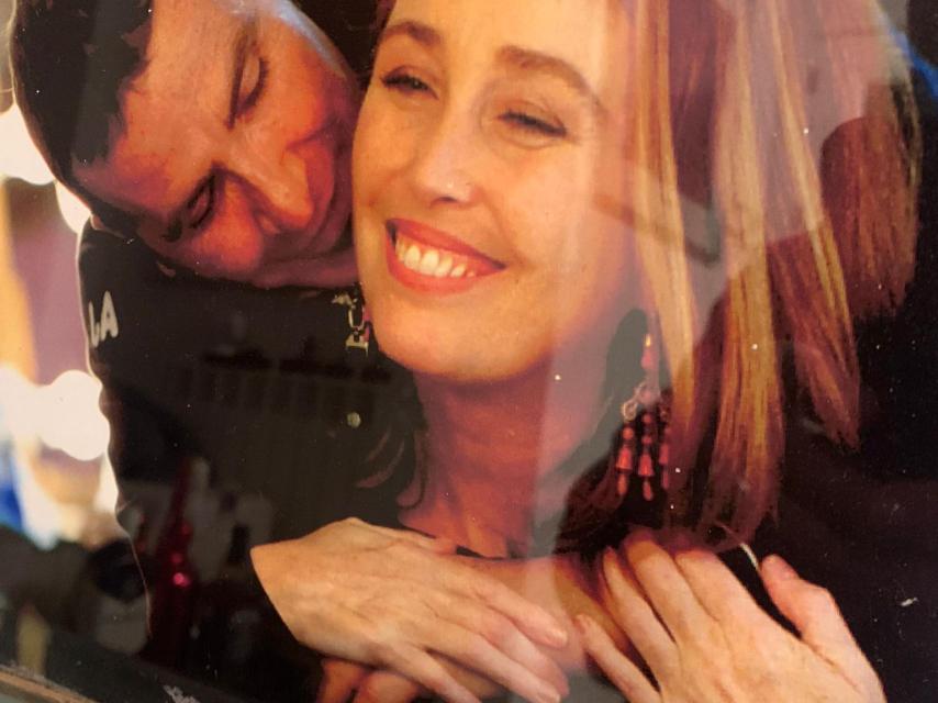 Antonio Panizza mira con gran cariño a su gran amiga Verónica Forqué.