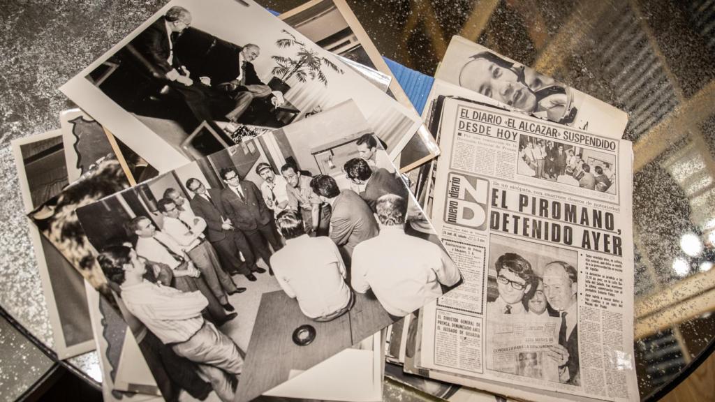 En la foto, un Cebrián Boné arremangado cuenta a sus redactores que el régimen ha cerrado 'El Alcázar'.