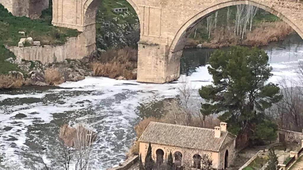 Imagen del Tajo tomada a primera hora de la mañana de este viernes, con abundante espuma sobre las aguas.