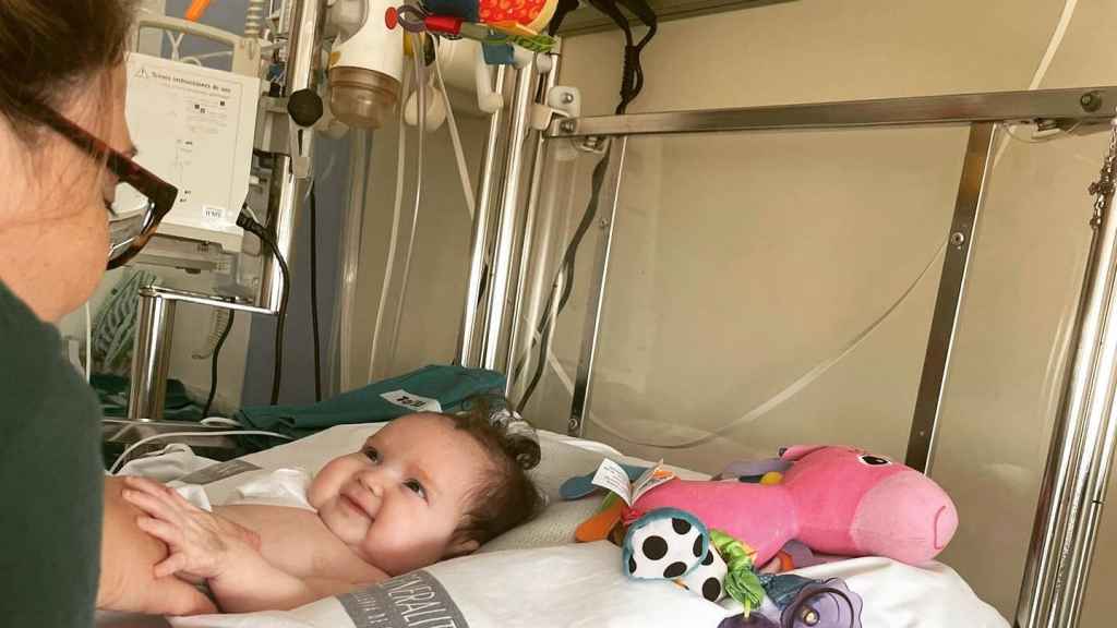 Macarena, con sus padres en el hospital.