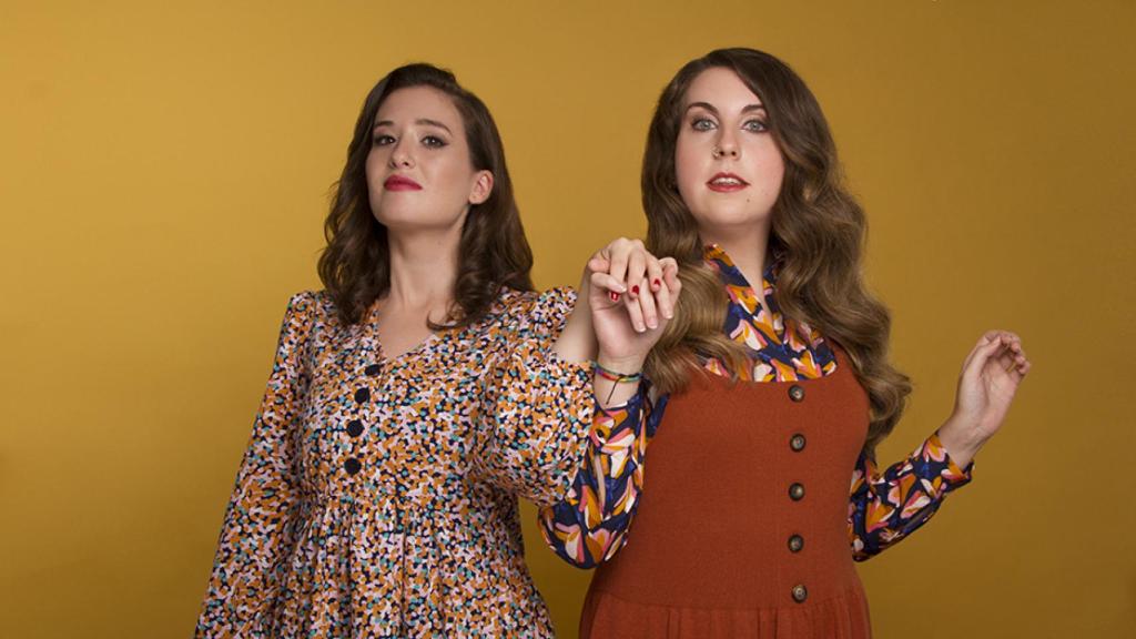 Victoria Martín (Living Postureo) y Carolina Iglesias (Percebes y Grelos) presentan el podcast 'Estirando el chicle'.
