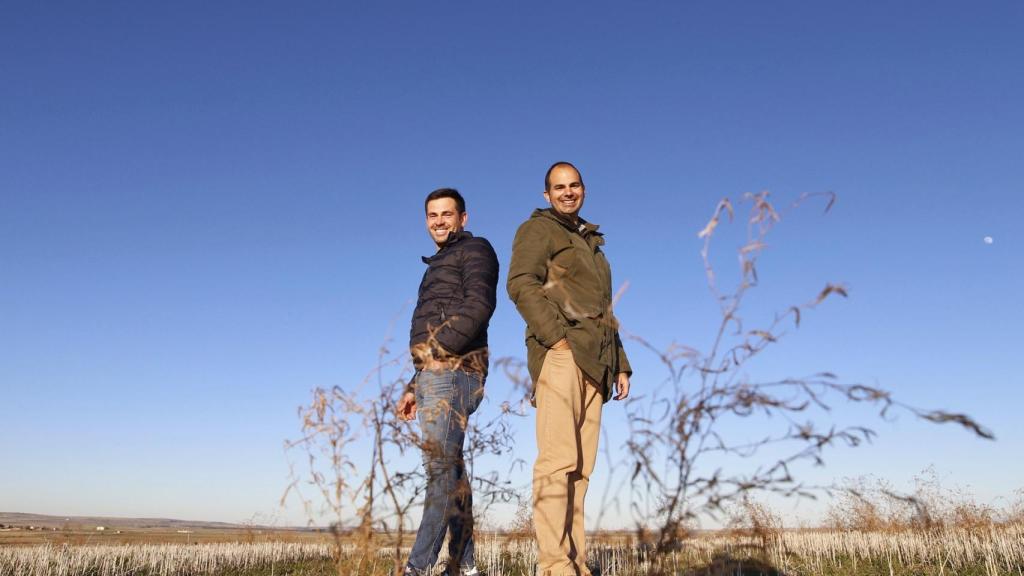 Los alcaldes de Marazuela, Javier Calle (I); y de Marazoleja, Pablo Rincón (D), en la localización donde se ubicará la instalación fotovoltaica de Iberdrola