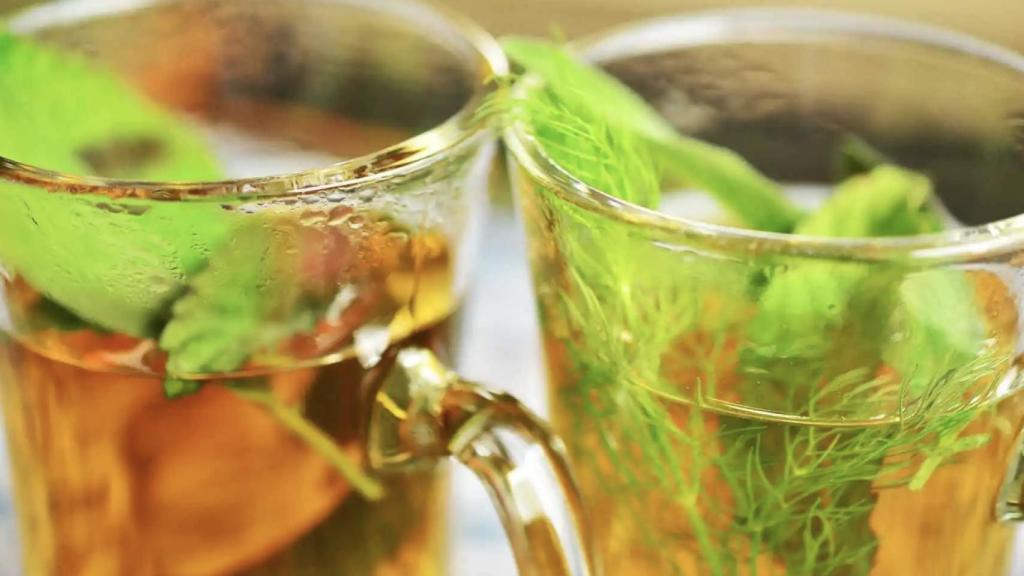 Dos vasitos con té.