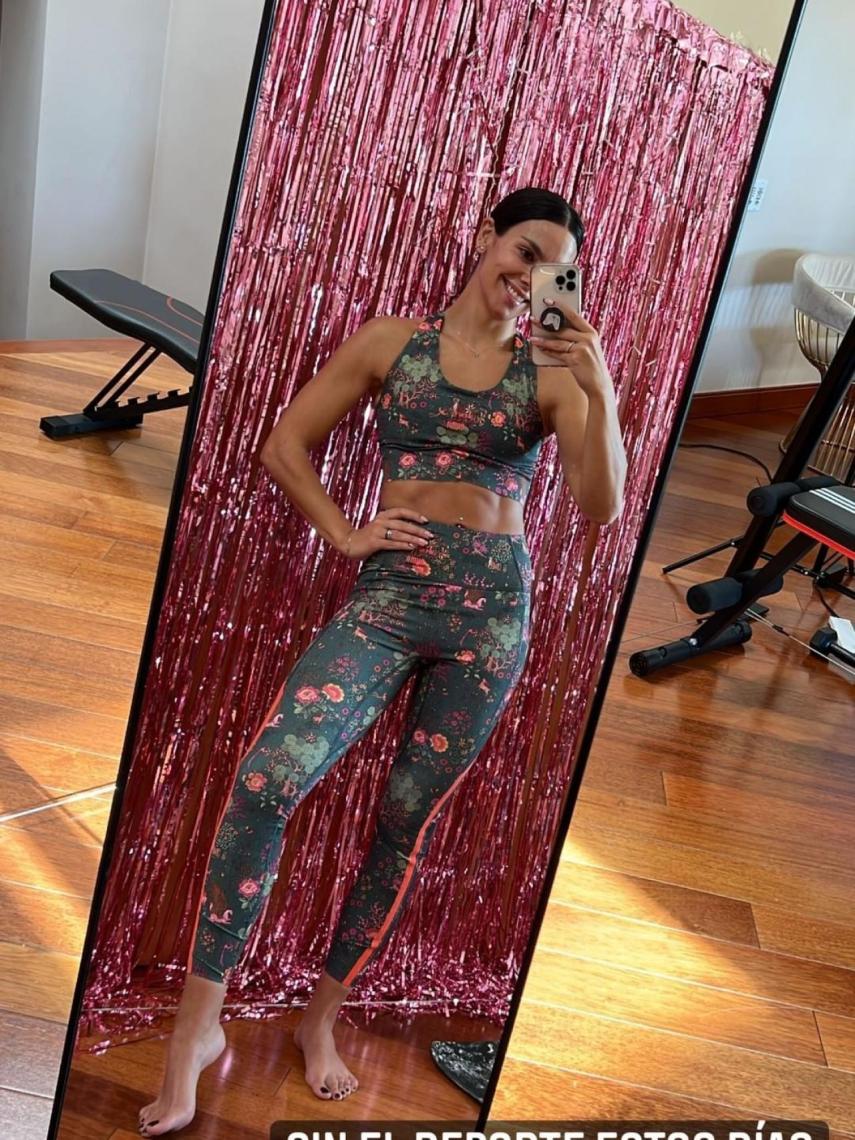 Cristina Pedroche se ha puesto el conjunto de Puma para practicar yoga.
