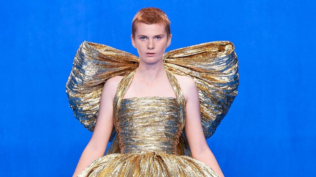 Una modelo desfilando para Cristóbal Balenciaga en septiembre de 2019.