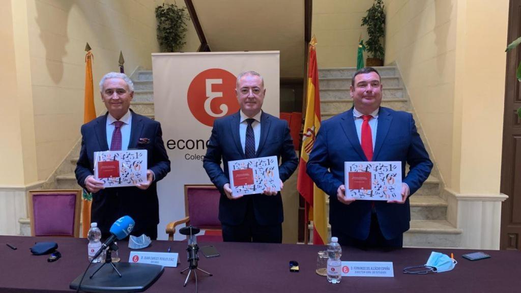 Antonio Pedraza junto al decano, Juan Carlos Robles, y Fernando del Alcázar.