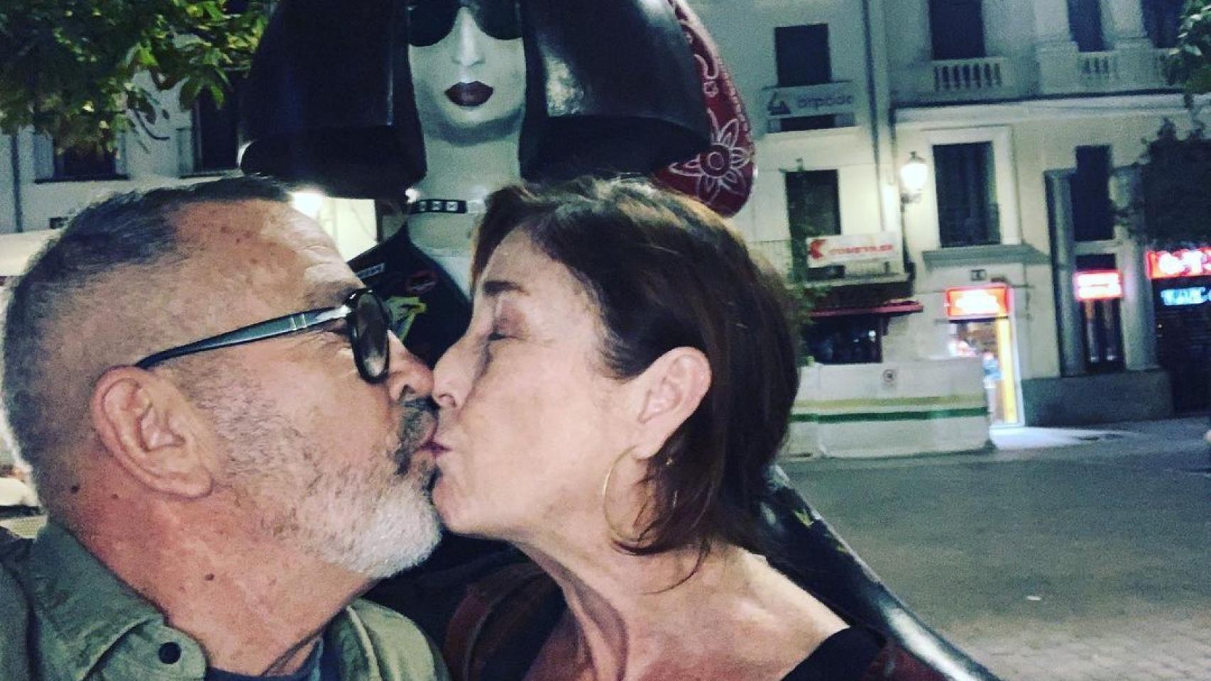 Verónica Forqué y Antonio Panizza se besan ante una Menina demostrando la gran complicidad que tenían en su inquebrantable amistad.