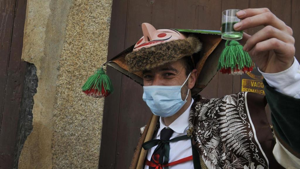 Un `Peliqueiro con un vaso de de xestreu en Laza (Ourense).