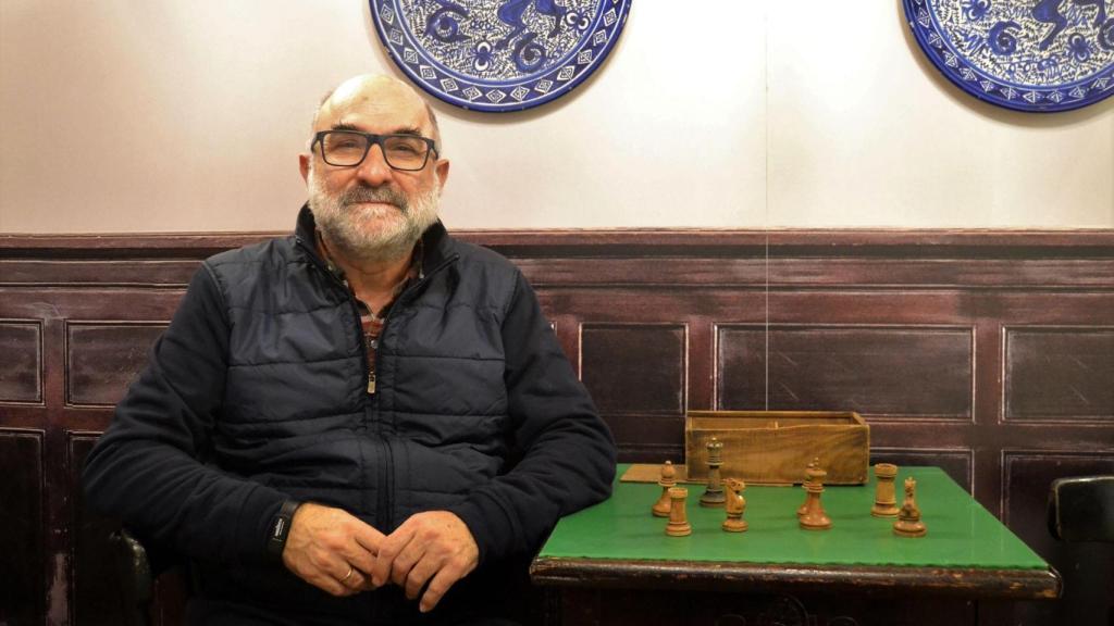 Fernando Franjo, autor del libro “Memorias do Café Derby (1929-2020)” y cocomisario de la exposición homónima