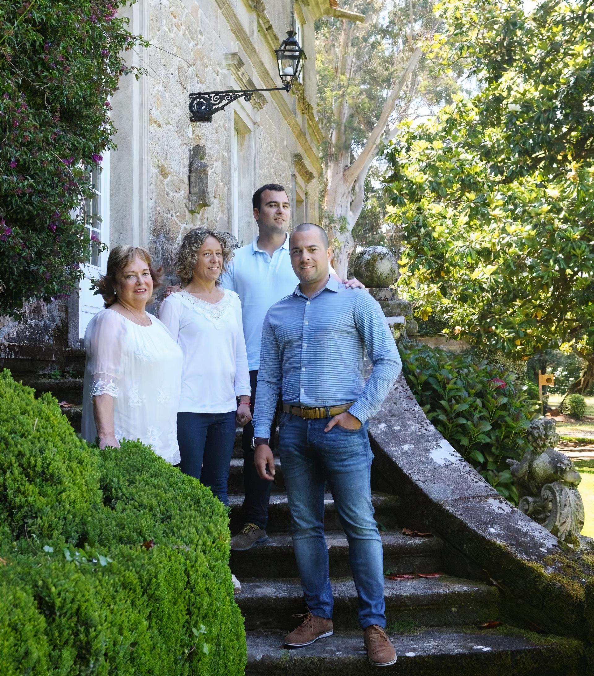 María Antonia Paz y sus hijos Belén, Santiago (arriba) y Jesús (abajo) Lorenzo. Foto (Los Peperetes)