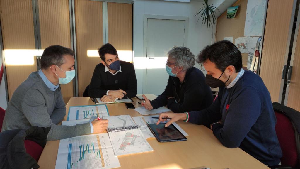 Reina se reunió con representantes de la empresa adjudicataria.