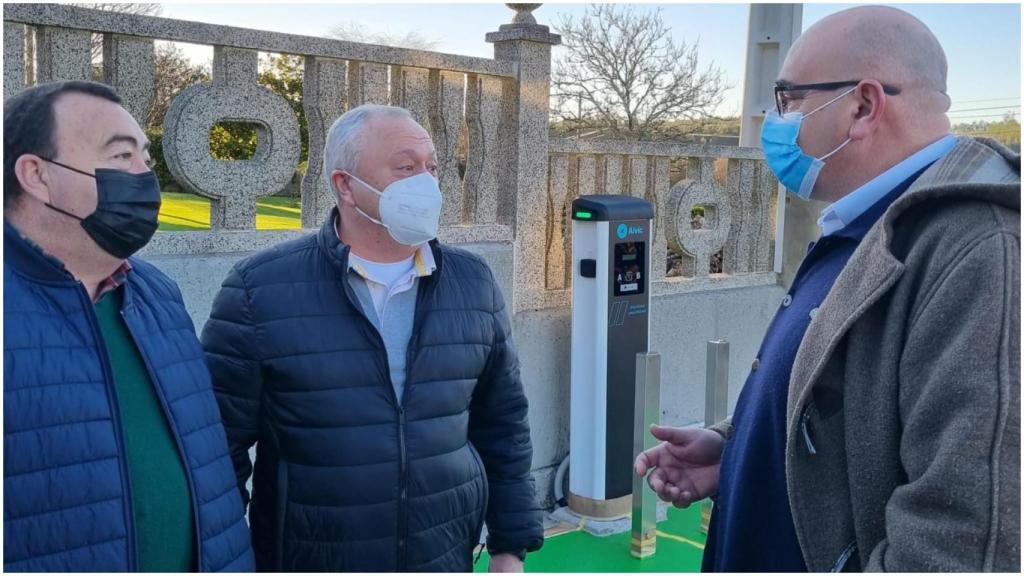 El alcalde visitó los puntos de carga en la Cooperativa de Vilaboa.