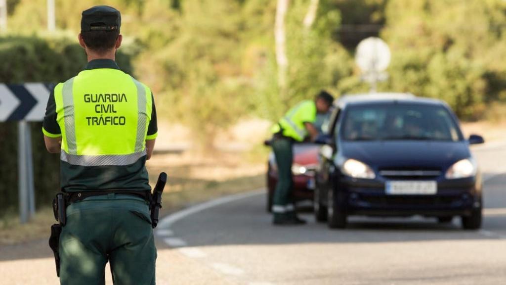 Un agente controlando el tráfico