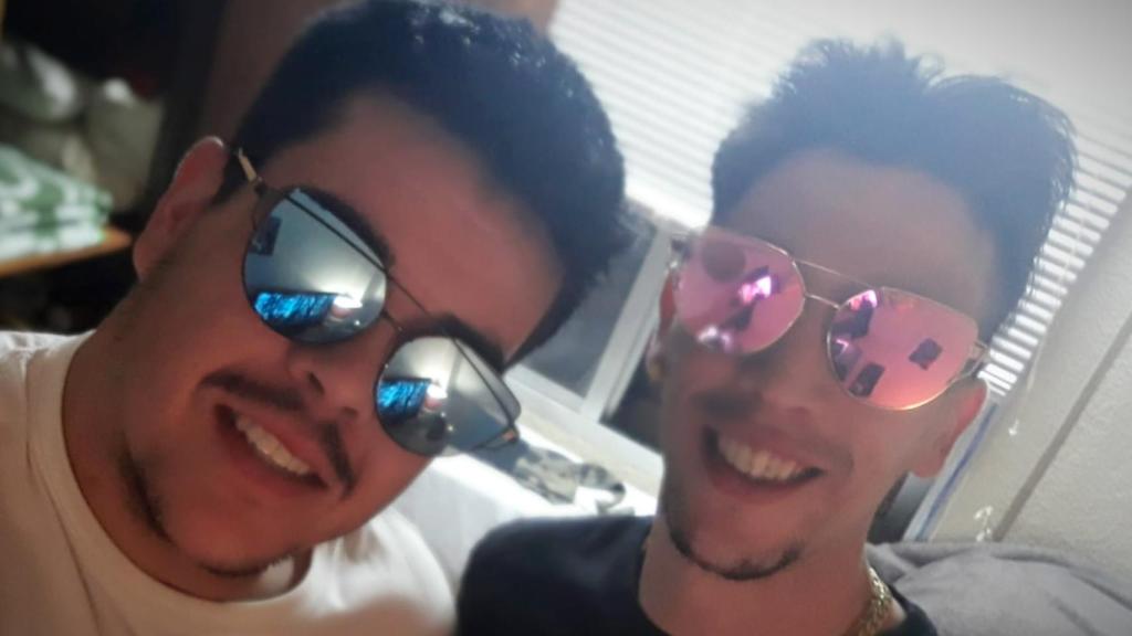 Iván Toribio (derecha), el hombre asesinado en febrero de 2020 en Anchuelo (Madrid), junto a su hermano Adán.