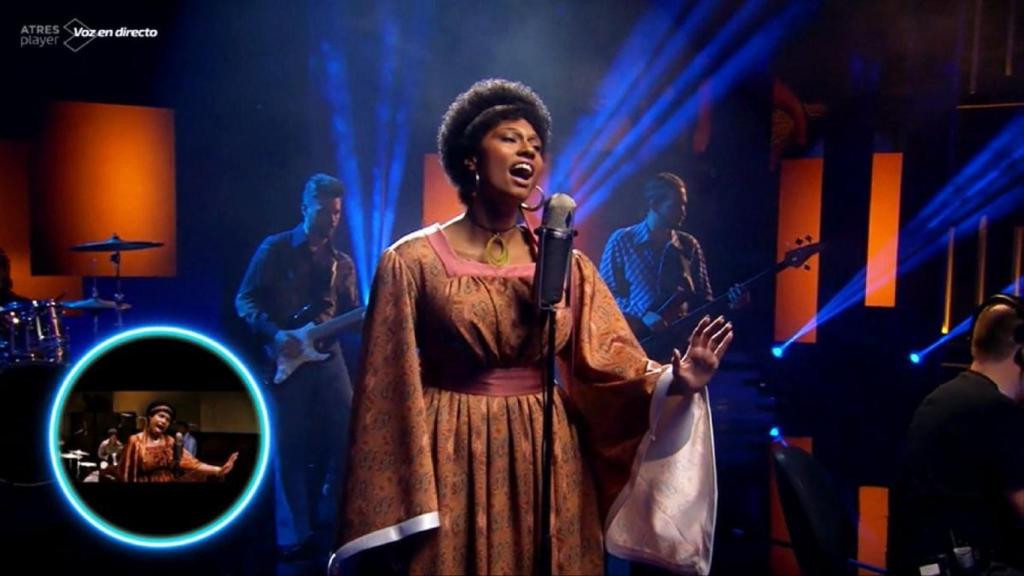 Nia durante su interpretación de Jennifer Hudson.