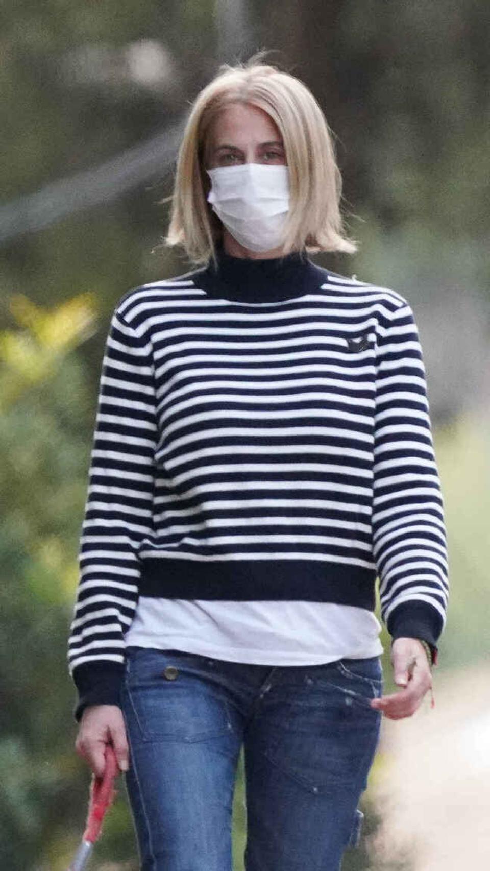 Carmen paseando por las calles de Marbella.