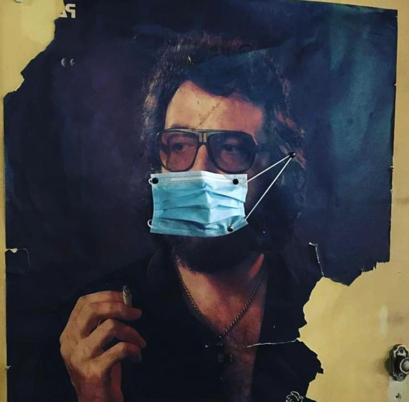 Eugenio, enmascarado, en el bar El Medi.