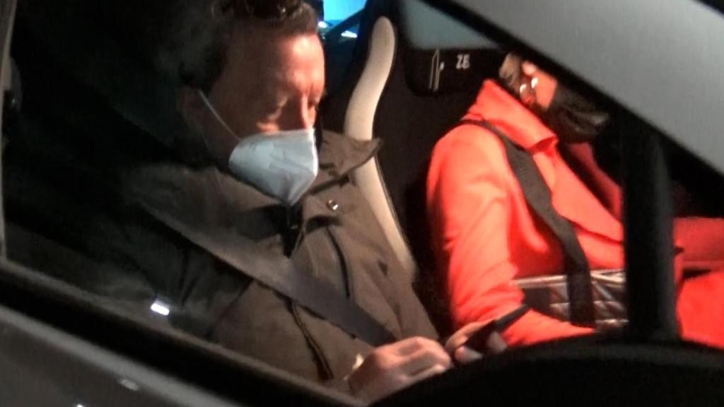 La imagen del momento en que José Ortega Cano abandona el hospital junto a su mujer este sábado.