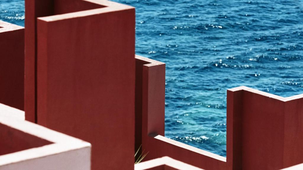 El contraste del rojo de la parte exterior con el mar y la montaña era una de las claves para Bofill.