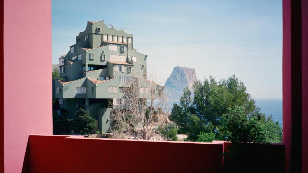 Xanadú, es el bloque de viviendas familiares en La Manzanera que hace eco al peñón de Ifach.