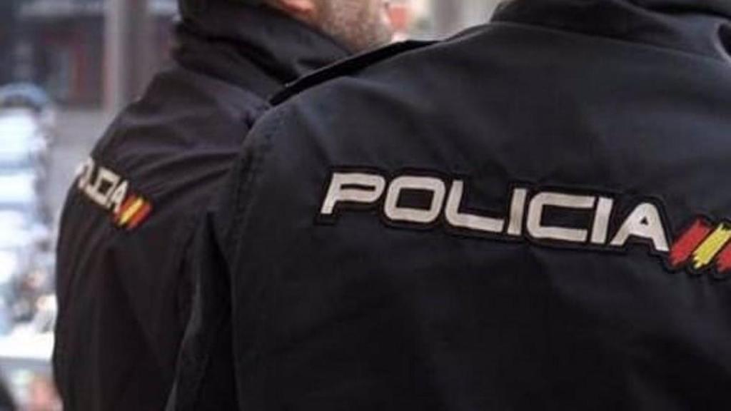 Dos agentes de la Policía Nacional.