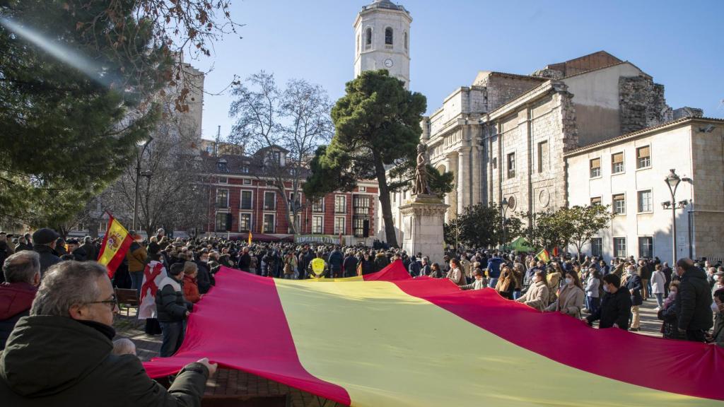 Imagen de la bandera que ha desplegado la organización de Vox al final del acto de hoy