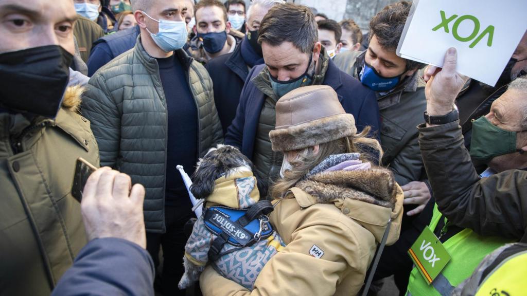 Santiago Abascal, presidente de Vox, saluda a algunos de sus simpatizantes antes del acto de presentación de hoy en Valladolid