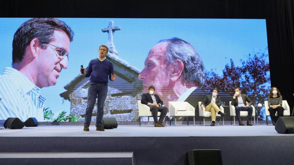 Feijoo con la imagen de Fraga al fondo