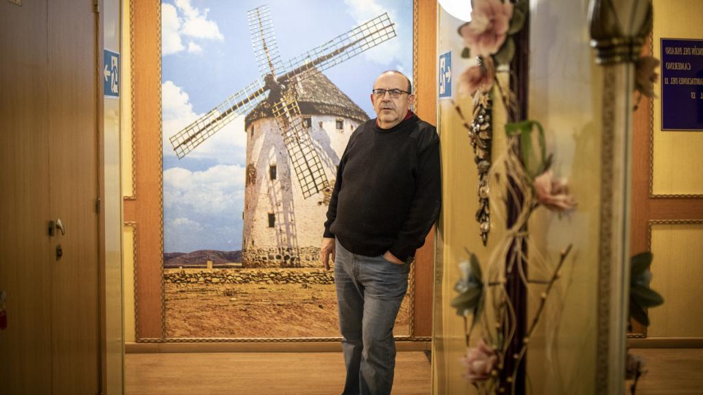 'El Músico', posando en uno de los pasillos del hotel.