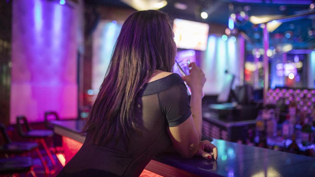 Una prostituta en la barra de la Pirámide.