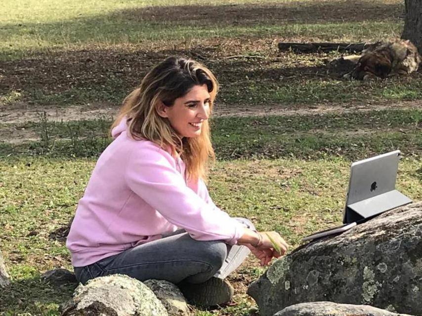 Camino Limia, ganadera de ovino merino, en la dehesa donde pastorea a sus ovejas