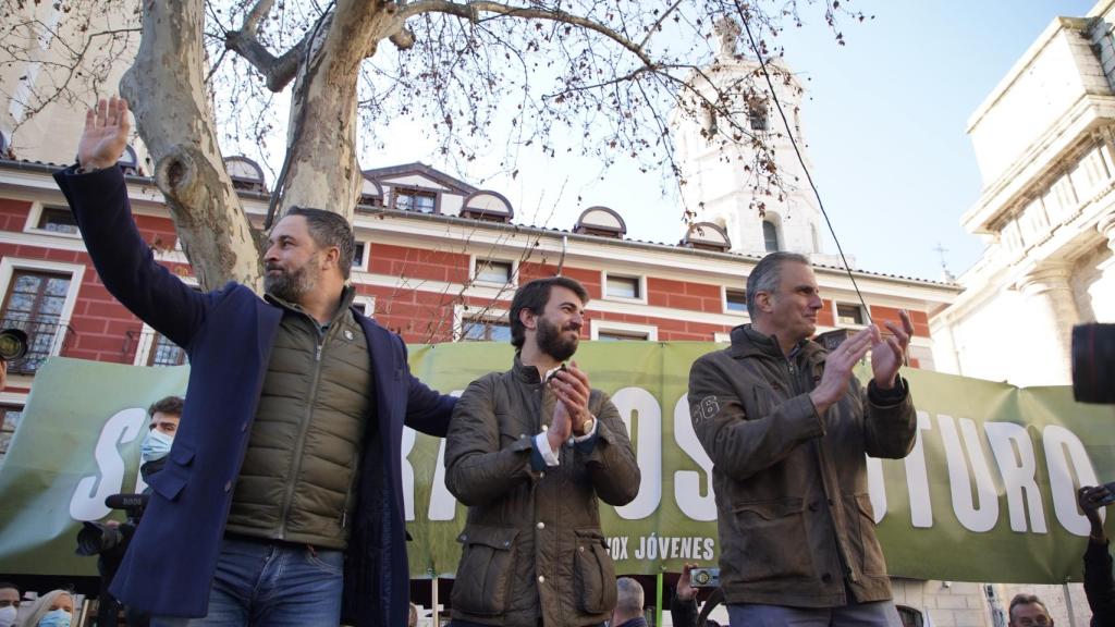Eduardo Margareto / ICAL . El presidente de Vox, Santiago Abascal; el secretario general, Javier Ortega-Smith, y el candidato a la Junta, Juan García-Gallardo, participan en el acto de presentación de candidaturas a las elecciones autonómicas a las Cortes