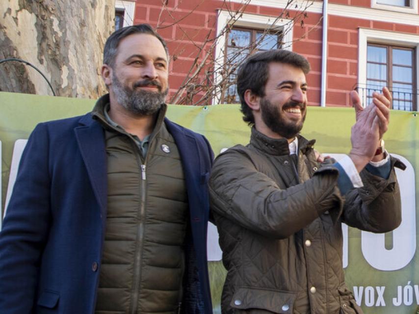 El presidente de Vox, Santiago Abascal, con García-Gallardo durante un mitin en la campaña de las pasadas autonómicas castellanoleonesas.