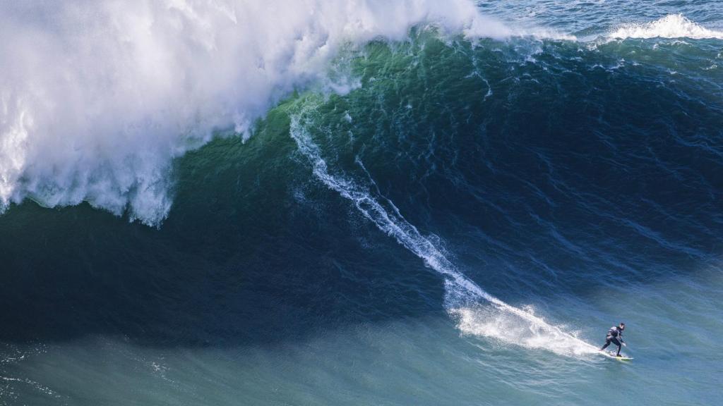 El surfista Eric Rebiere en Nazaré