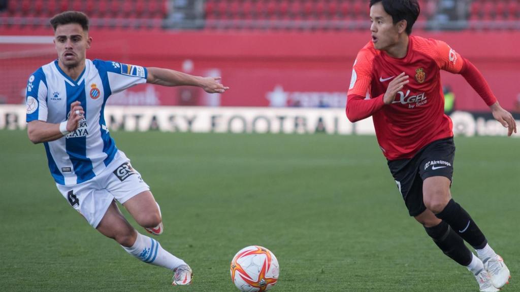 Take Kubo conduce el balón ante la presencia de  Óscar Melendo