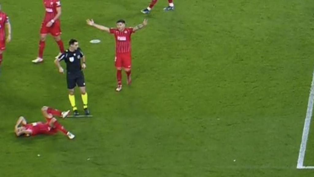 Joan Jordán, en el suelo después de ser golpeado con una barra de plástico lanzada desde la grada