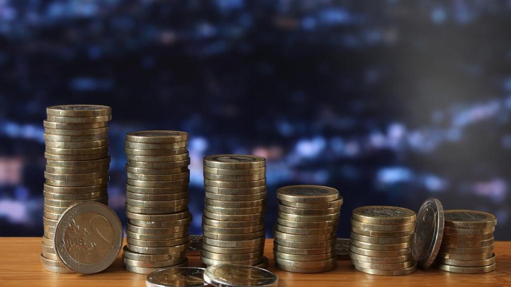 Varias pilas de monedas.