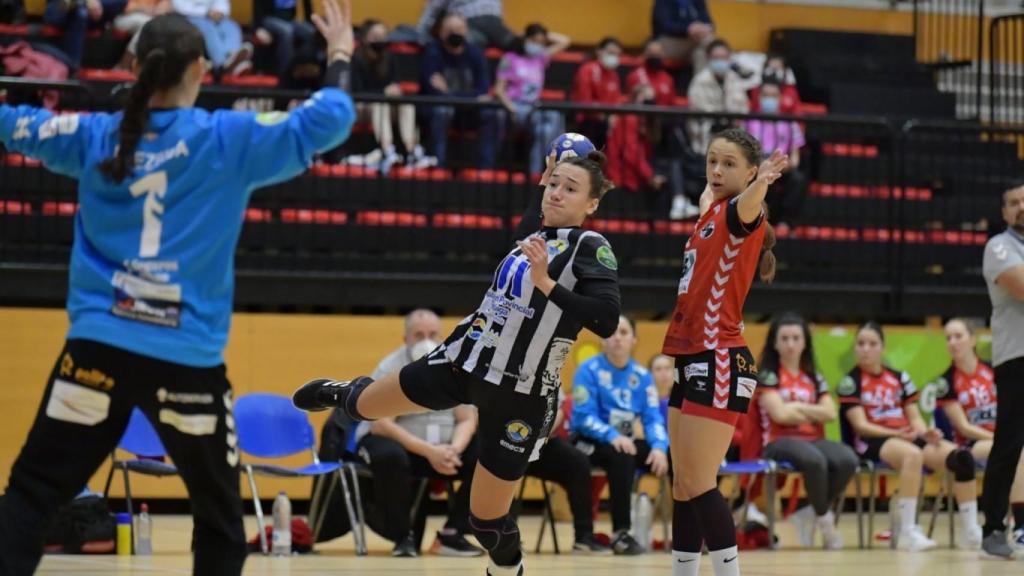 Rocío Campigli lanza ante la portera rival.