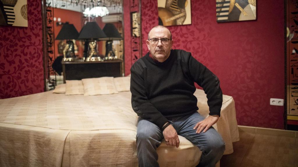 Miguel 'El Músico', en la suite faraón de su hotel.