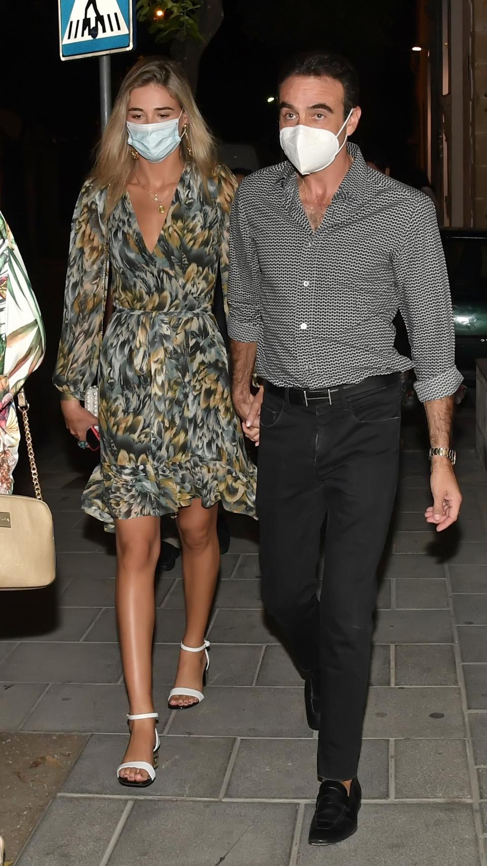 Enrique Ponce y Ana Soria paseando por las calles de Cádiz en agosto de 2020.