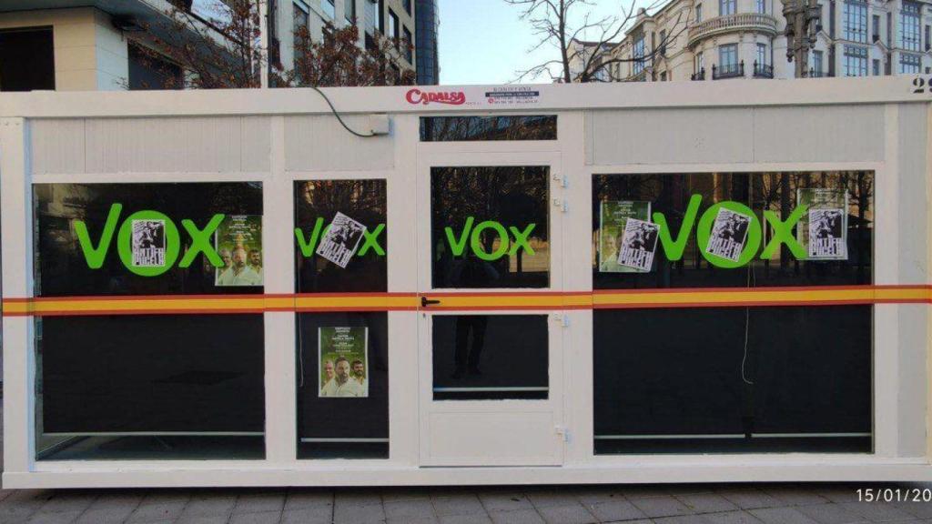 Varios carteles pegados en una de las oficinas de VOX Valladolid