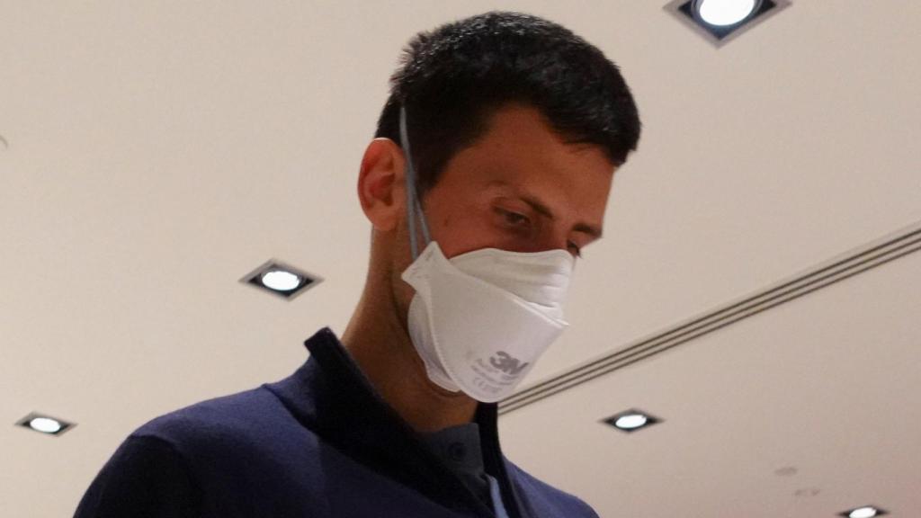 Novak Djokovic, en el aeropuerto de Melbourne.