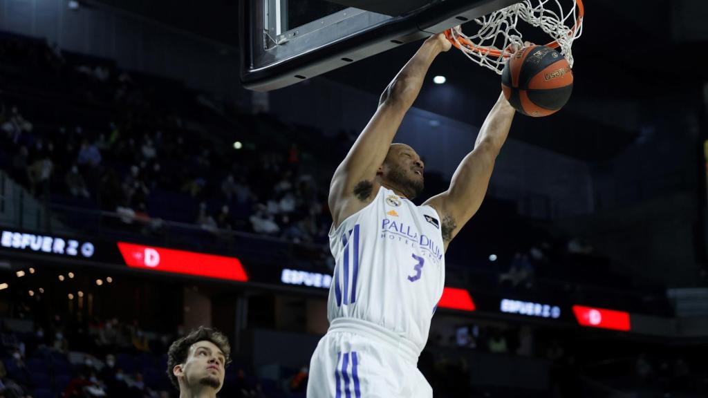 Anthony Randolph machaca el aro.