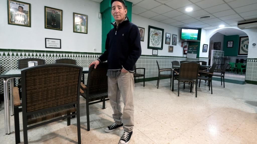 La Peña Bética la Romería, desierta, con Daniel, su propietario, que está indignado.