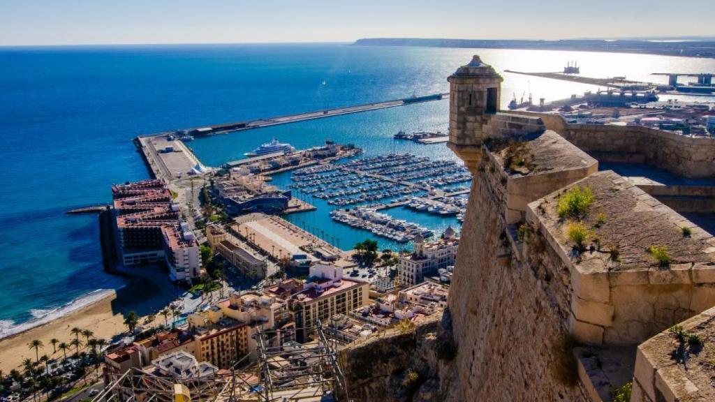 Vistas desde el castillo de Santa Bárbara en Alicante.