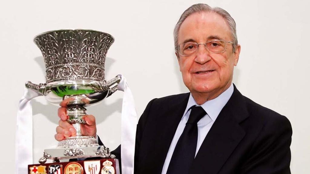 Florentino Pérez, con la Supercopa de España.