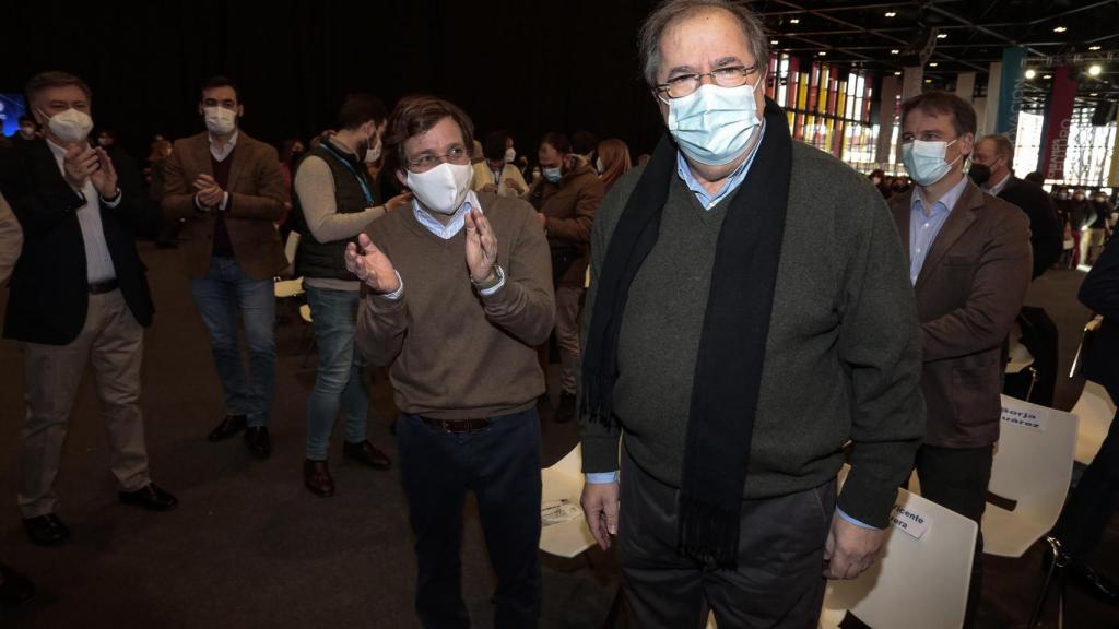 Juan Vicente Herrera aplaudido por Martínez-Almeida en el Congreso del PP CyL