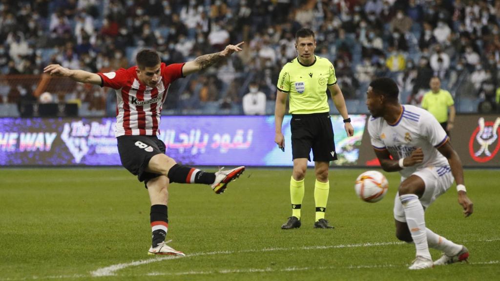 Oihan Sancet dispara a la portería del Real Madrid