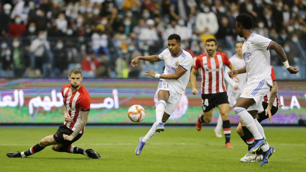 Rodrygo Goes dispara a la portería del Athletic Club